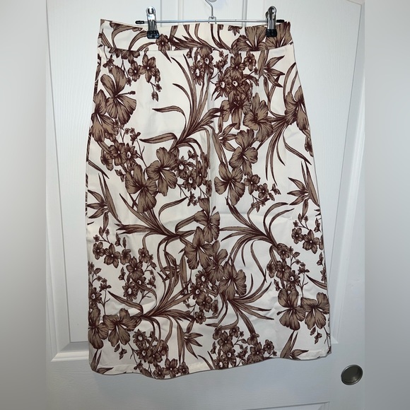 $7 GORGEOUS SKIRT. NEW WITHOUT TAGS. SIZE MED. $7 IF BUNDLED - Picture 8 of 10